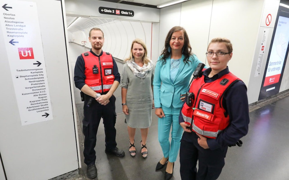 Öffi-Stadträtin Ulli Sima (2.v.re.) und Wiener Linien-Geschäftsführerin Alexandra Reinagl (2.v.li) zogen nun Bilanz über ein Jahr "Wiener Linien Sicherheitsmitarbeiter"(c) PID/Christian Fürthner