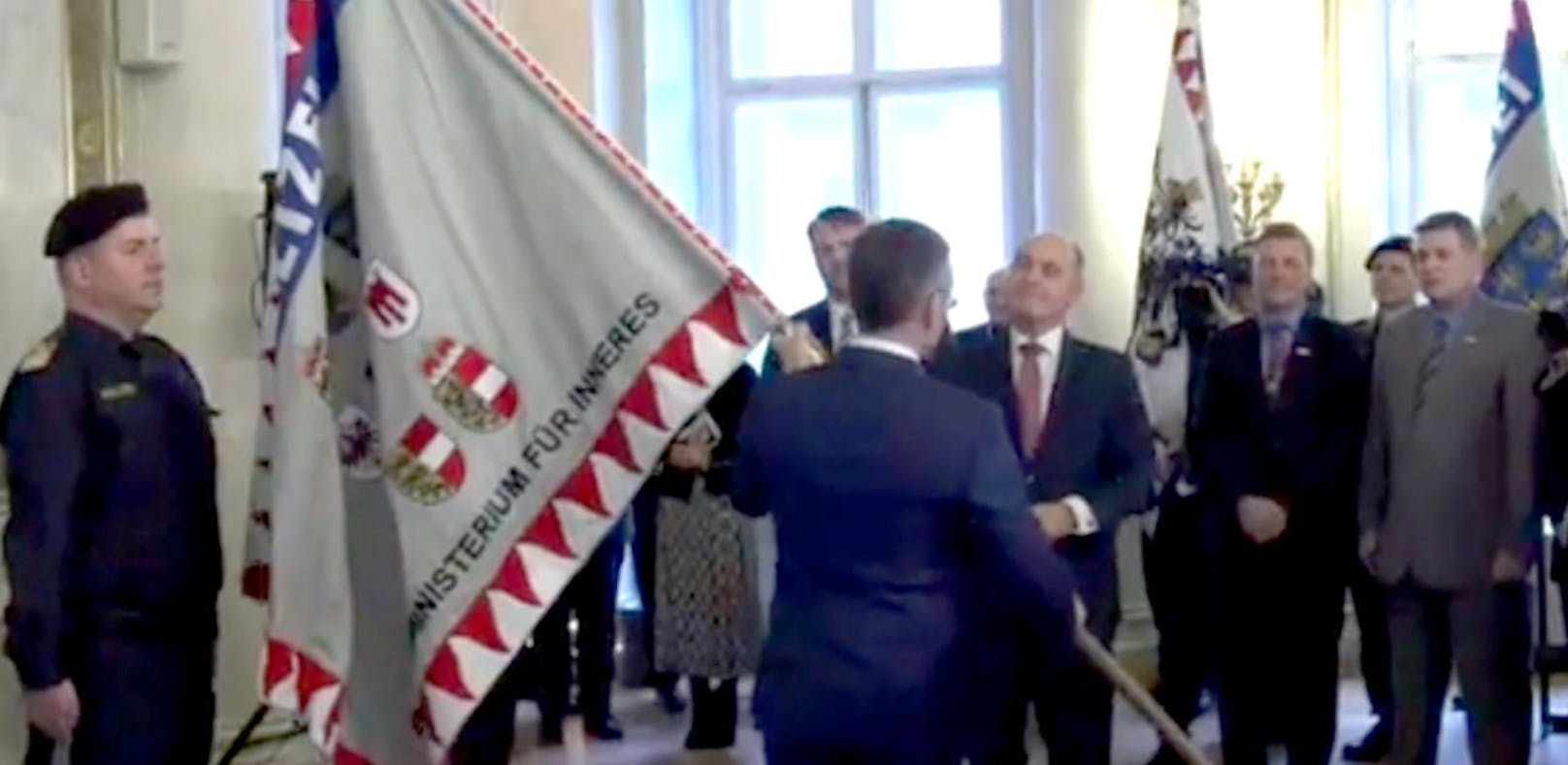 Kickl erhielt eine Fahne im Innenministerium