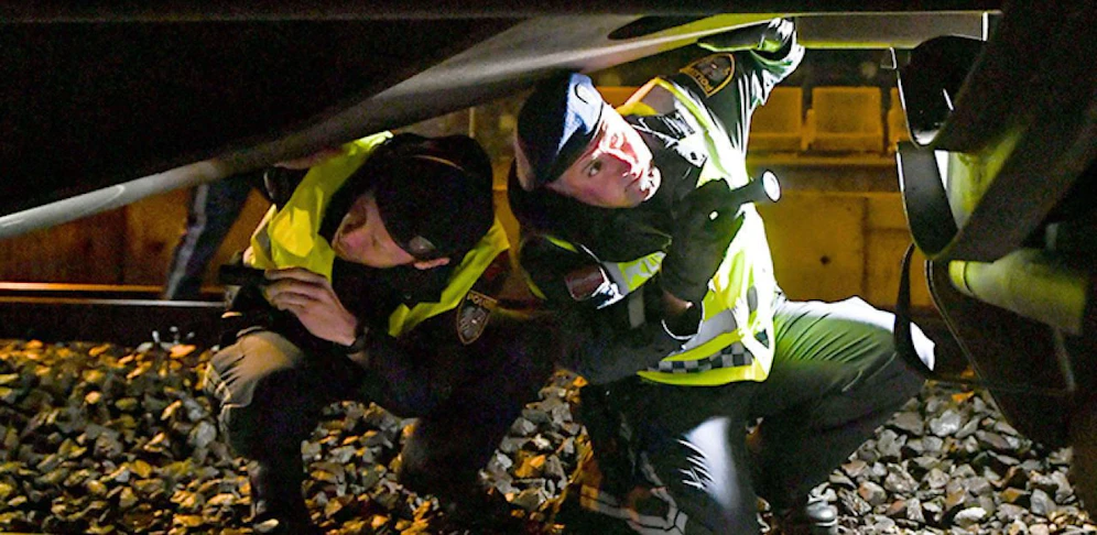 Die Polizei durchsuchte die Züge und fand die Flüchtlinge