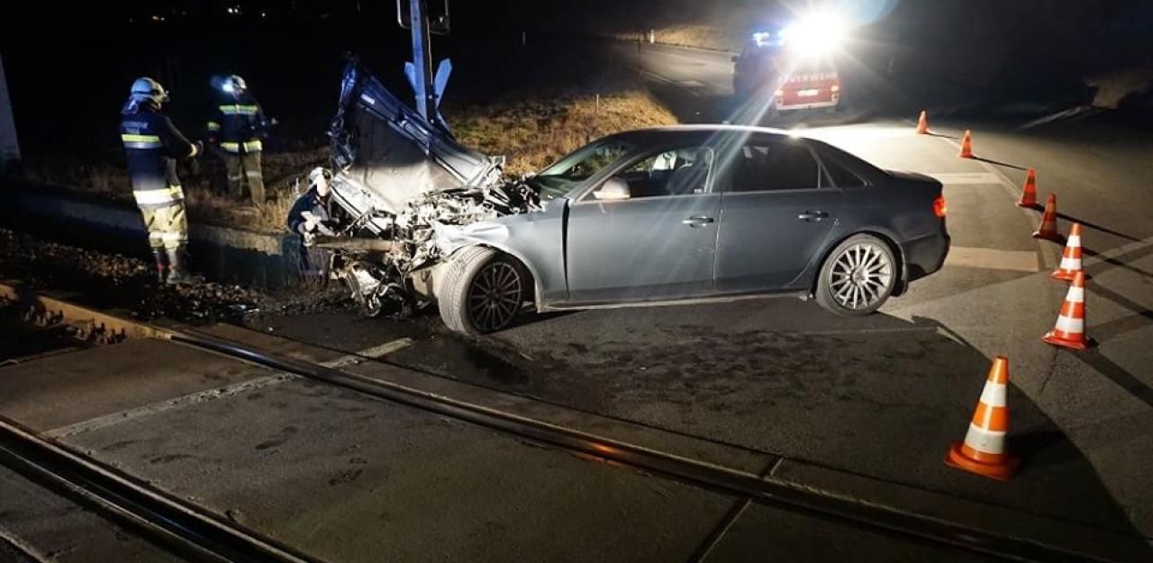 Zug erfasste Auto: Franz-Josef-Bahn stand still | Heute.at