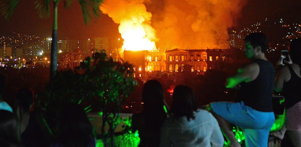 Heute.at - Großbrand zerstört Nationalmusuem in Rio