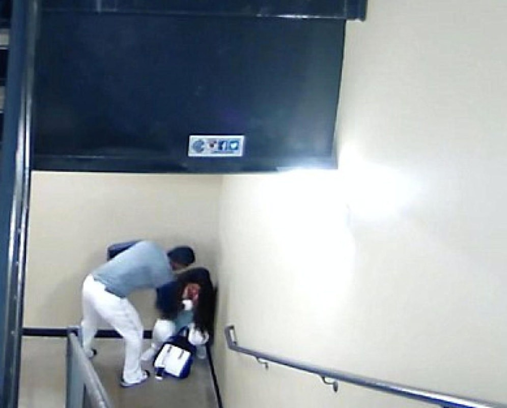 Krank: Baseball-Profi Danry V. (24) verprügelte seine Verlobte im Treppenhaus des Stadions. Er trägt noch sein Trikot. 