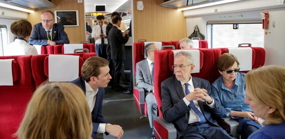 Archivfoto: Staatsbesuch von Kurz und Van der Bellen in China, hier sitzen sie im Hochgeschwindigkeitszug.