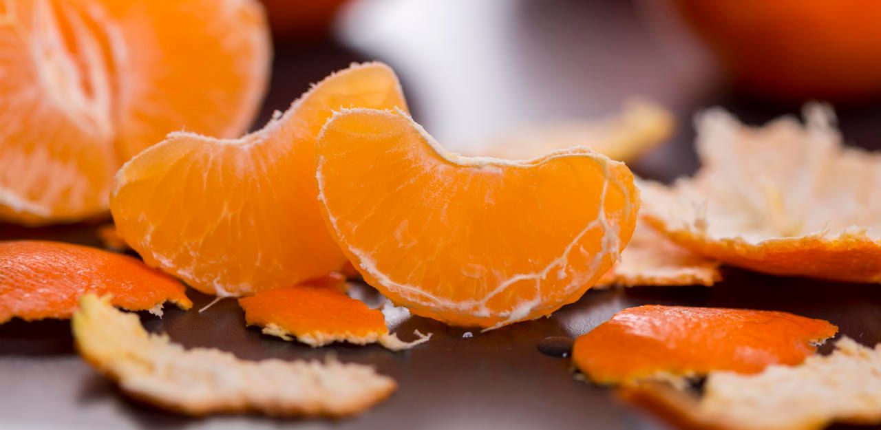 Weiße Haut bei Orangen und Mandarinen: Kann man sie bedenkenlos