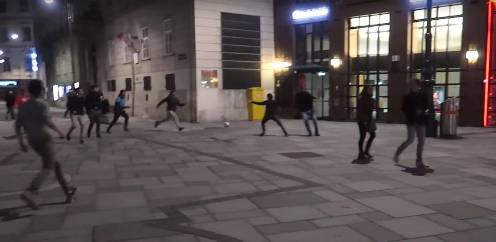 Polizei löst Fußballspiel am Stephansplatz auf
