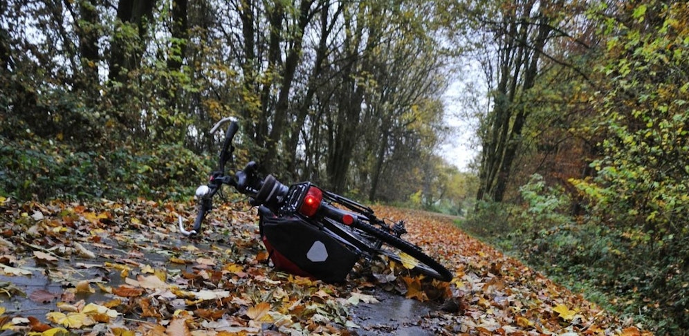 Der Alko-Radler stürzte, Passanten riefen Rettung und Polizei. Ein Alkotest ergab 2,6 Promille.