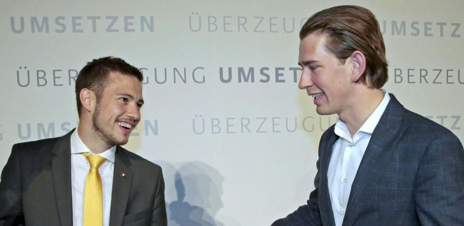 Sebastian Schuschnig mit Sebastian Kurz im Jahr 2014. Damals war Schuschnig Landesobmann der Jungen ÖVP Kärnten, Kurz war Außenminister.