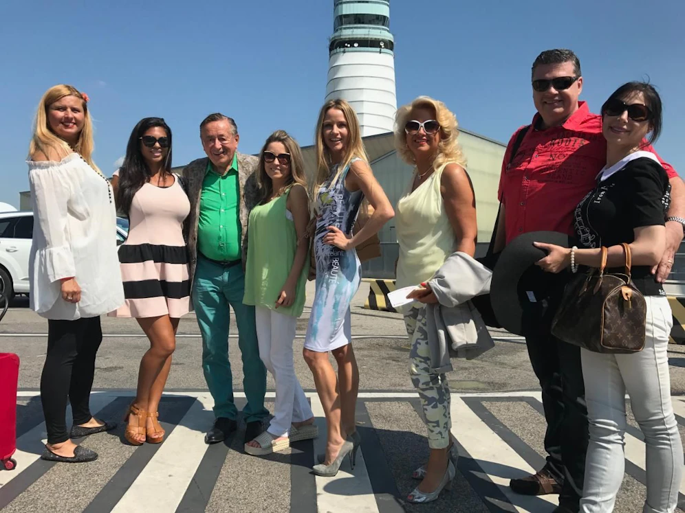 Dani Ried, Bambi Nina Bruckner, Richard Lugner, (Andrea bleibt daheim), Wendy Night, Käfer Sonja Schönanger, Katzi Anastasia & Ehemann Ulli.