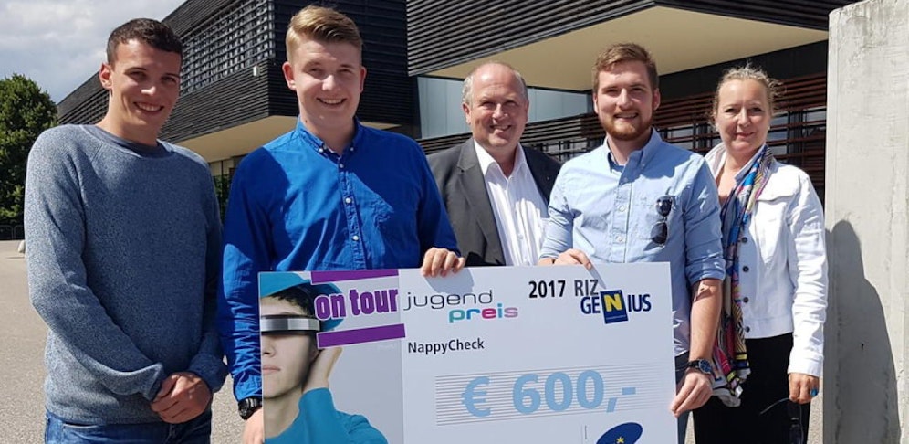 HTL-Direktor Alfred Pohl, RIZ Geschäftsführerin Petra Patzelt und die Erfinder Lukas Achter, Max Tobias Gebert sowie Lukas Faworka.