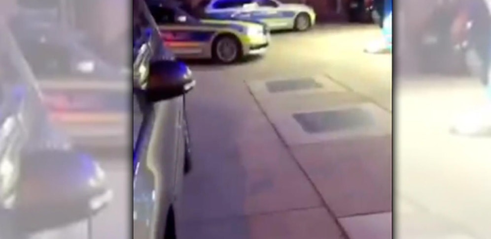 Messerattacke in Hanau: Vier Personen sind verletzt, Täter flüchtig.