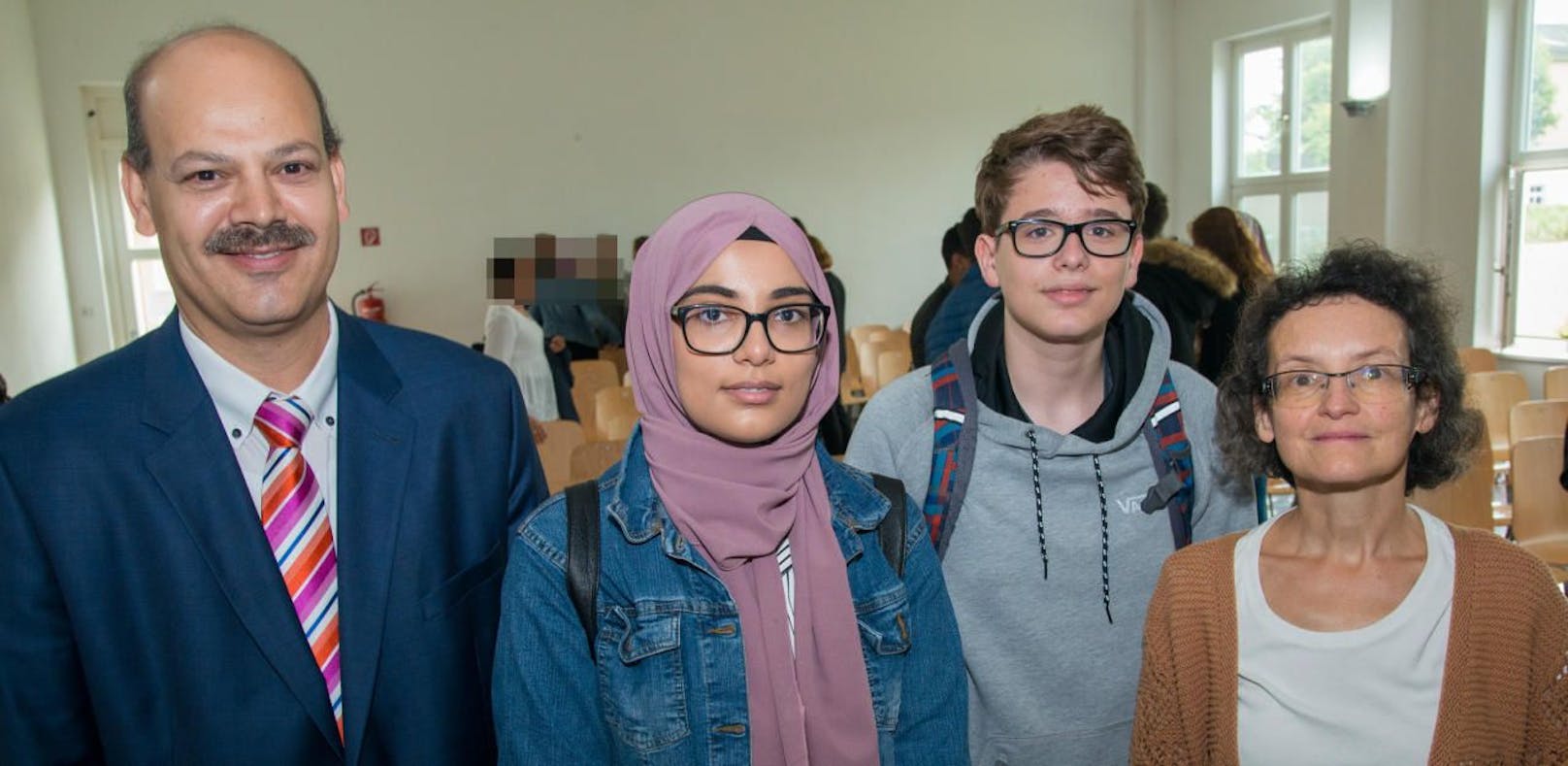 Religionslehrer Abdalla Bondok, Rowaa Hajal (2. Klasse Sozialfachschule), Lucas Praschl, (1. Klasse) und Religionslehrerin Eva Wisböck.