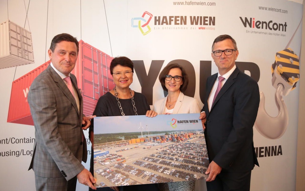 Rekordbilanz des "Hafen Wien" für 2016: Wien-Holding-Geschäftsführer Peter Hanke, Finanzstadträtin Renate Brauner (SPÖ), Doris Pulker-Rohrhofer (technische Geschäftsführerin Hafen Wien) und Fritz Lehr (kaufmännischer Geschäftsführer Hafen Wien, von links)