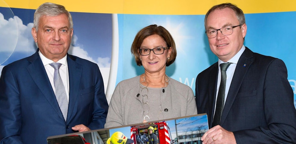 Alfred Riedl, Johanna Mikl-Leitner und Stephan Pernkopf freuen sich, unter die Arme greifen zu können.