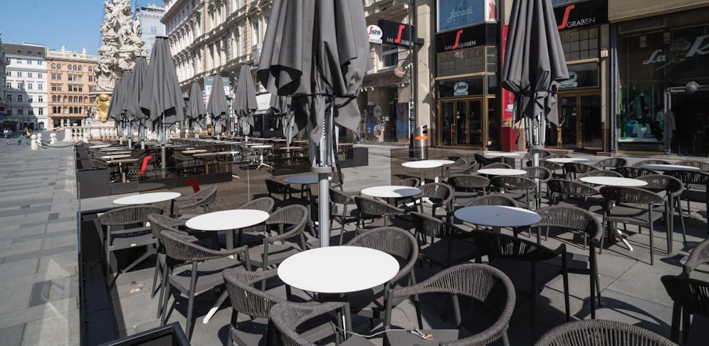 Gastgärten sind derzeit leer. Die Regierung arbeitet an Möglichkeiten, wie sich das wieder ändern kann.