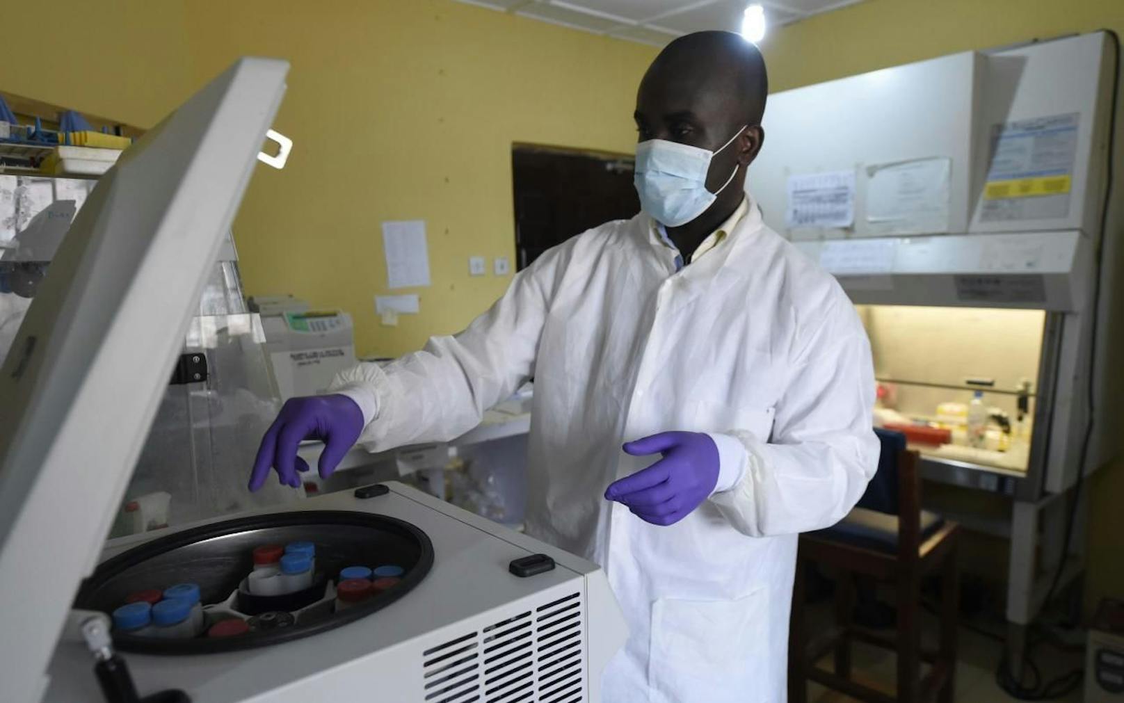 Ein Laborarbeiter im Kampf gegen das mit Ebola verwandte Lassa-Fieber in Nigeria.