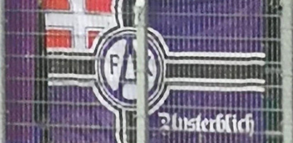 Eine leicht abgeänderte Reichskriegsflagge hing beim 330. Wiener Derby im Fansektor der Austria. 
