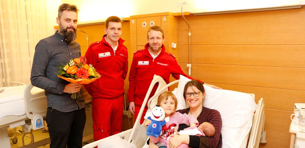 Papa Markus, Rettungssanitäter Thomas Knoll und Rene Neulinger, Schwester Caroline, Mama Judith, Valentina. 