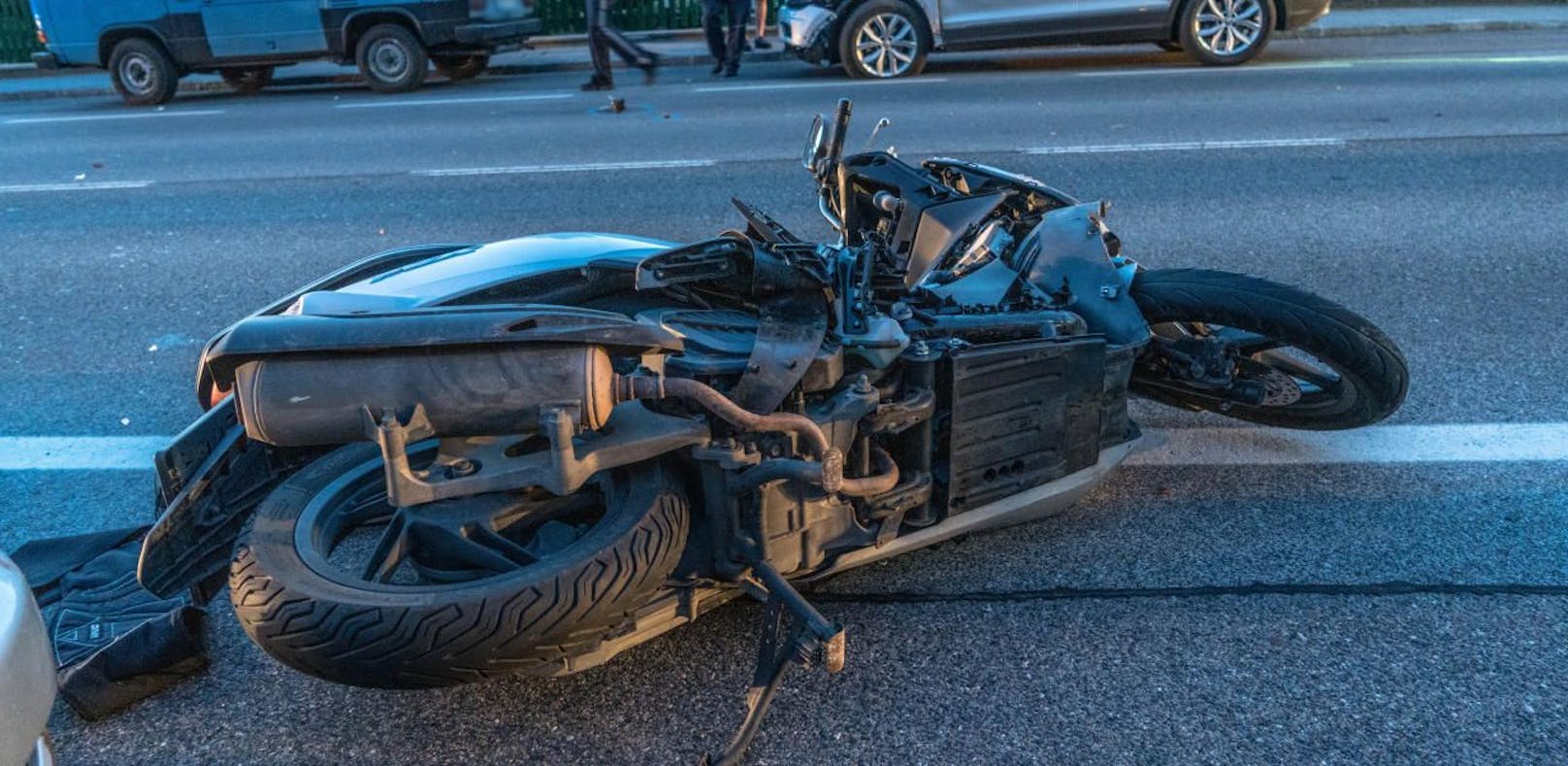 Pkw gegen Motorroller: Zwei Schwerverletzte