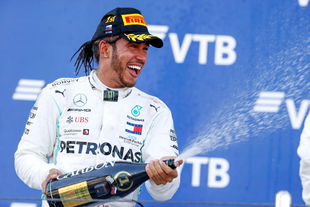 Lewis Hamilton feiert.