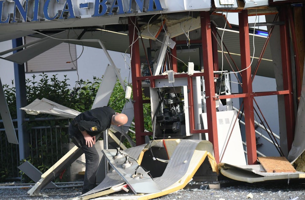 Ein Ermittler untersucht den Tatort.