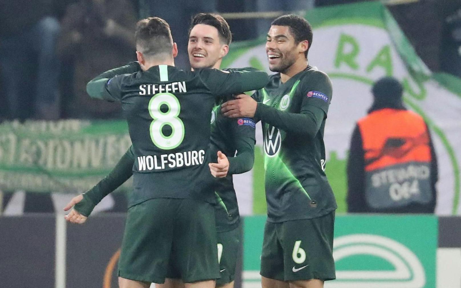 Josip Brekalo und die Wolfsburger feiern den Aufstieg gegen Malmö. 