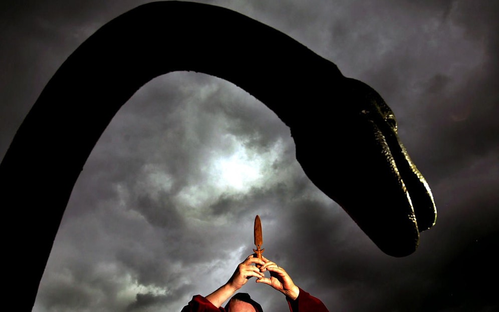 Viele wollten "Nessie" finden, auch ein selbsternannter Hexer 2003, der an einer Statue des Ungeheuers am See das echte Monster hervorlocken wollte (o.). Klappte nicht. 