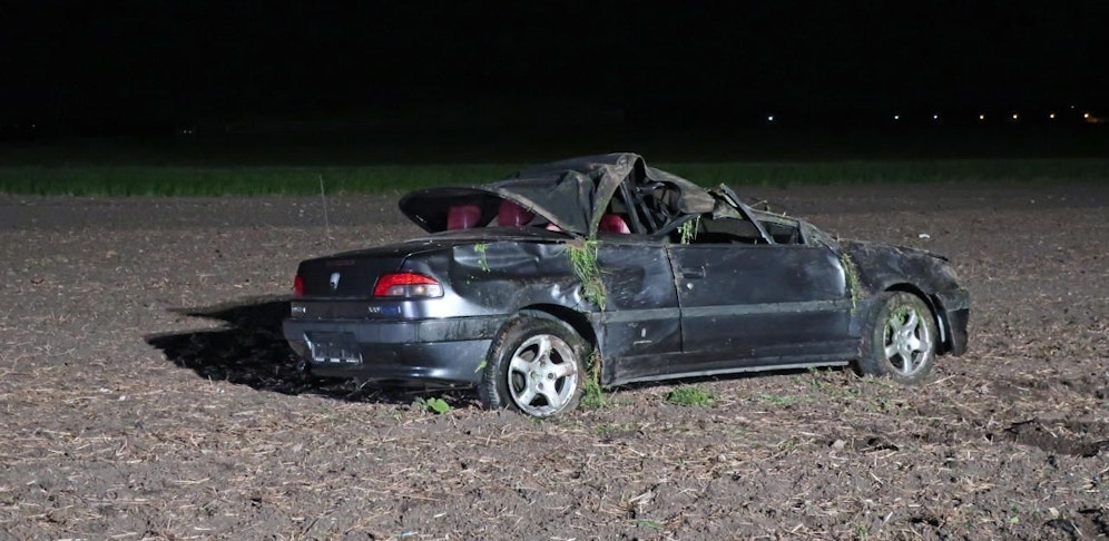 Das Auto wurde beim Unfall schwer beschädigt.