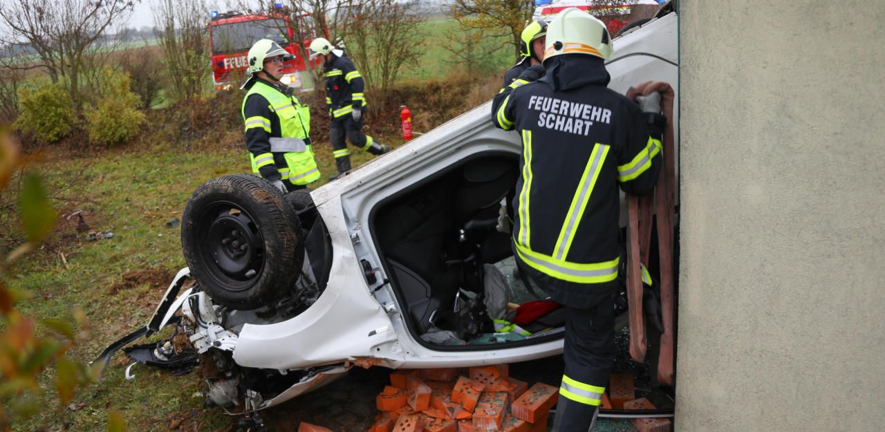 Heute.at - Oma und Enkerl (4) im Pkw gegen Hausmauer