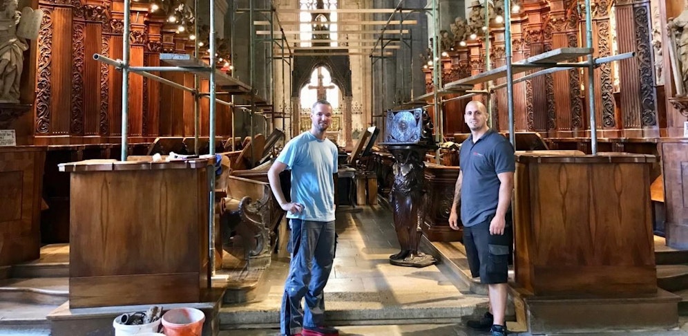 Das Chorgestühl wurde eingerüstet, ab heute wird mit der Holzwurm-Beseitigung begonnen.