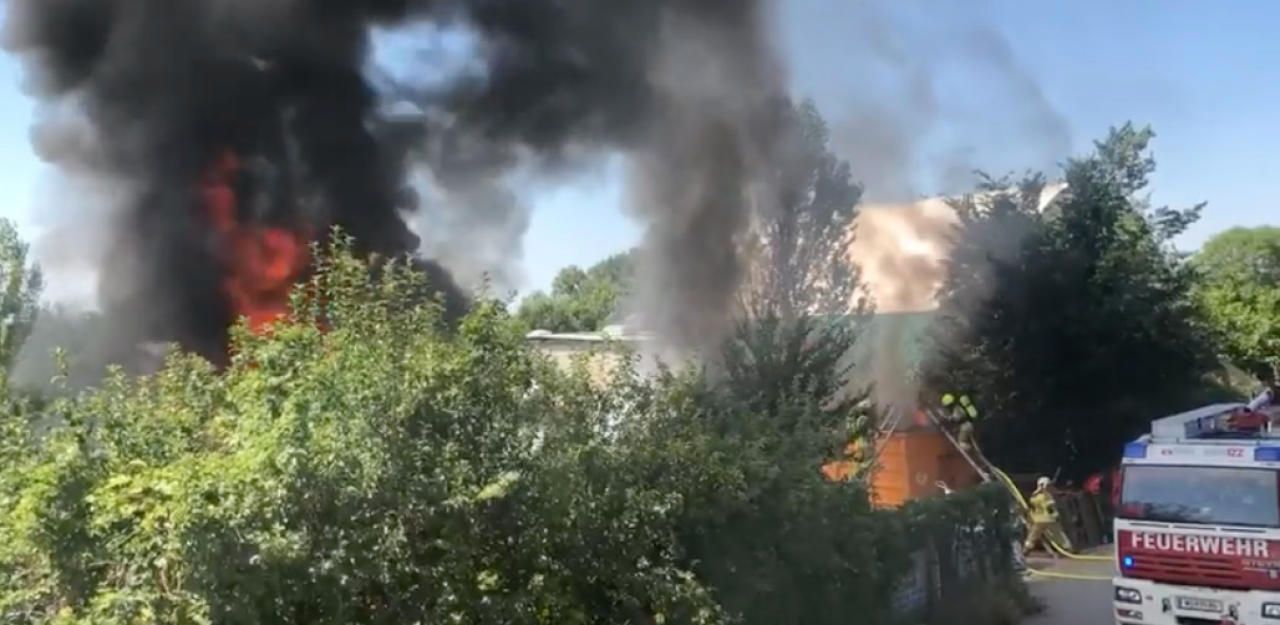 Heute.at - Feuerwehr bei Container-Brand im Großeinsatz