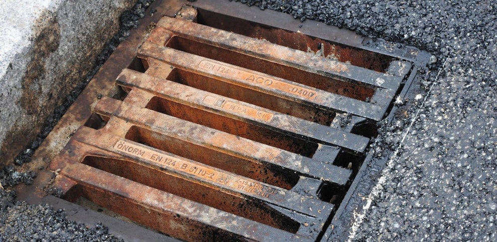 Unbekannte Täter haben in Steyr drei Kanalgitter von einer Straße entfernt.