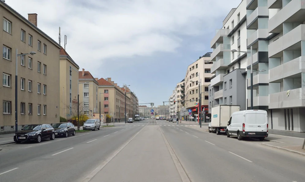 Die Gudrunstraße in Wien-Favoriten auf Höhe der Objektnummer 100, Ecke Streudelgasse. Links der Emil-Fucik-Hof.