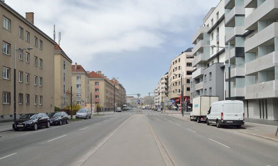 Die Gudrunstraße in Wien-Favoriten auf Höhe der Objektnummer 100, Ecke Streudelgasse. Links der Emil-Fucik-Hof.