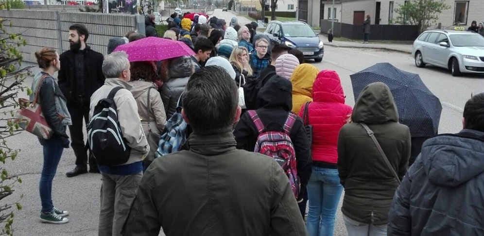 Leserreporter Wolfgang K. machte dieses Foto in Hörsching von Pendlern, die eigentlich mit dem Zug nach Linz wollten.