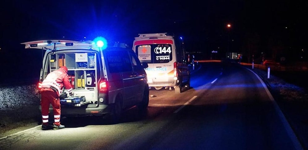 Die Rettungskräfte kümmerten sich um den Verletzten