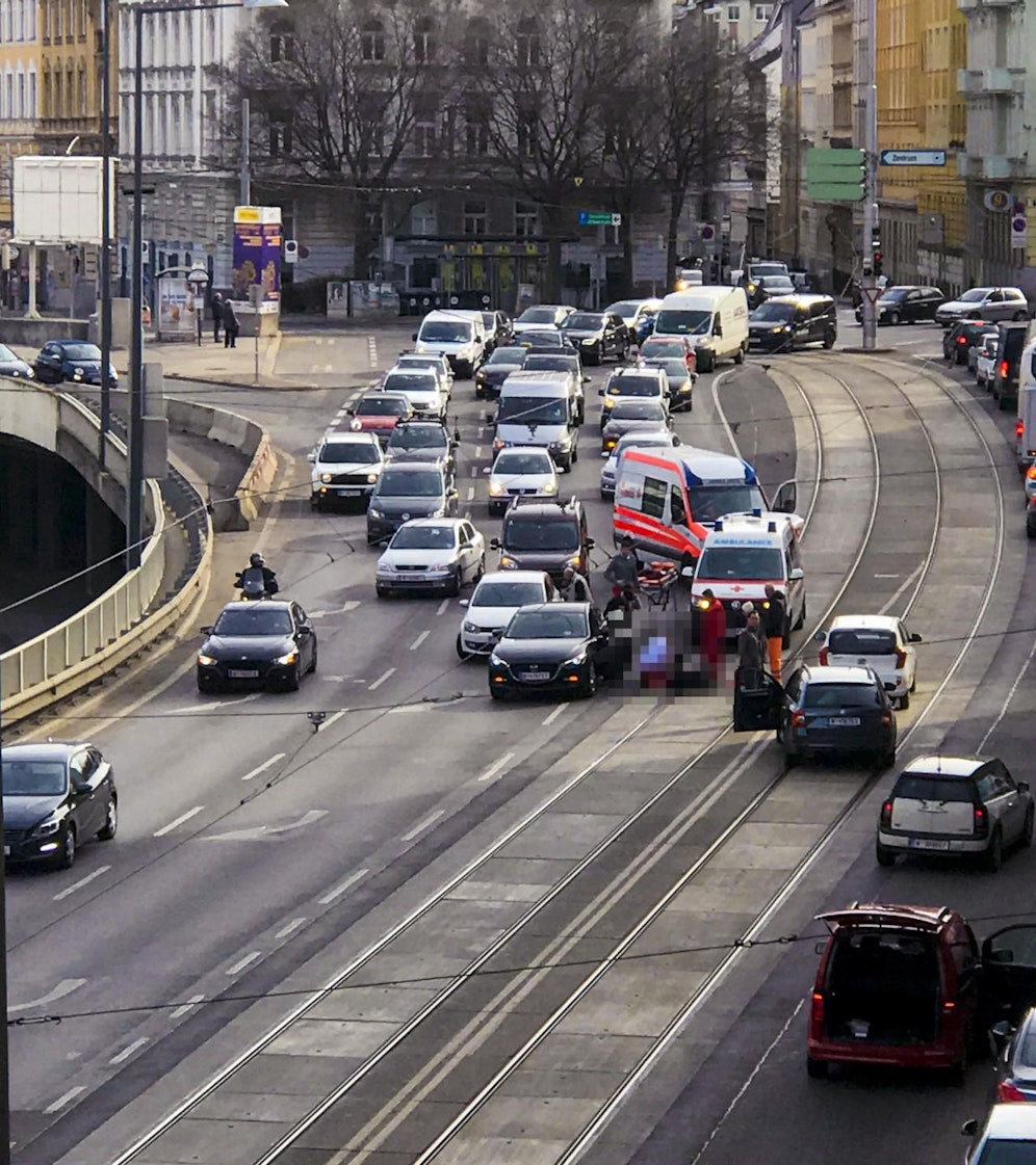Große Sorge um einen älteren Mann, der auf der Heiligenstädter Straße stürzte.