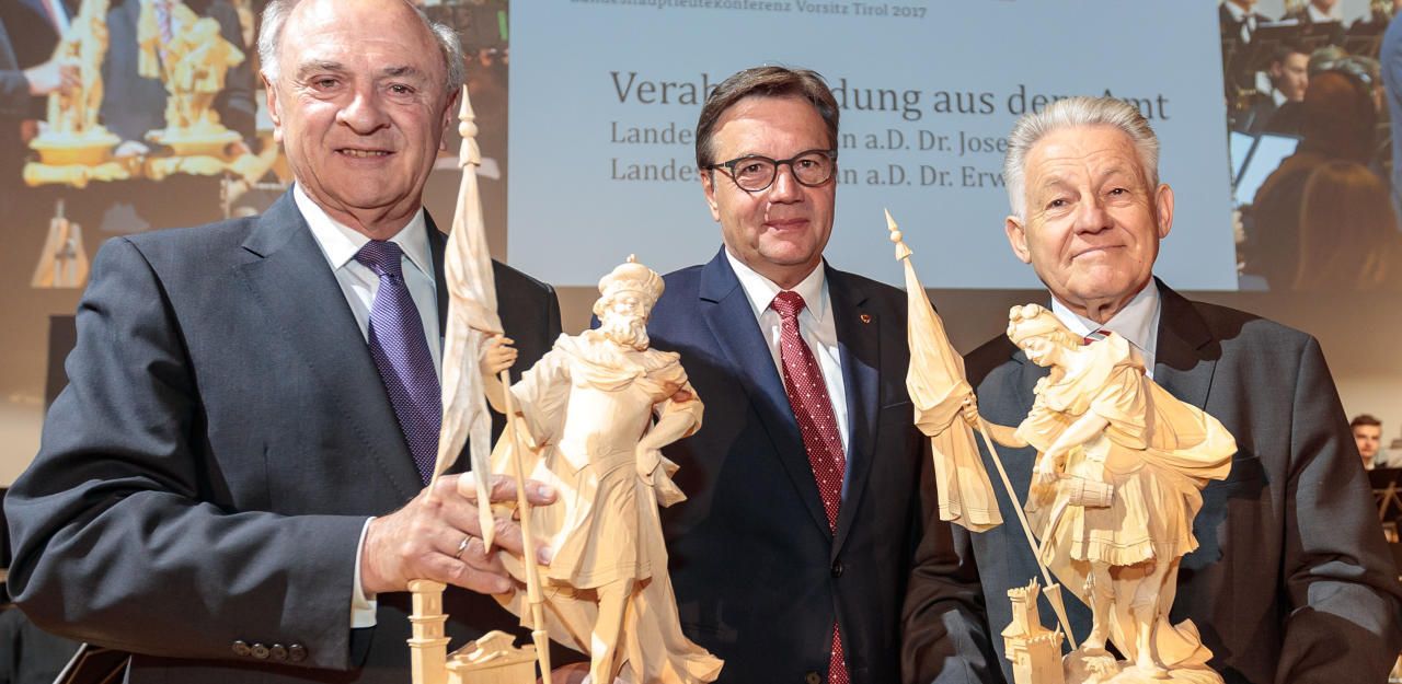 Heute.at - Pröll und Pühringer mit Holzfiguren verabschiedet