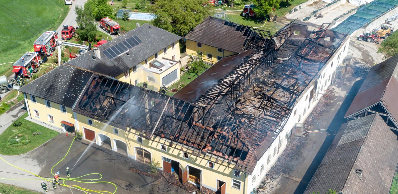 Heute.at - Großbrand: Löschwasser mit Güllefässern gebracht
