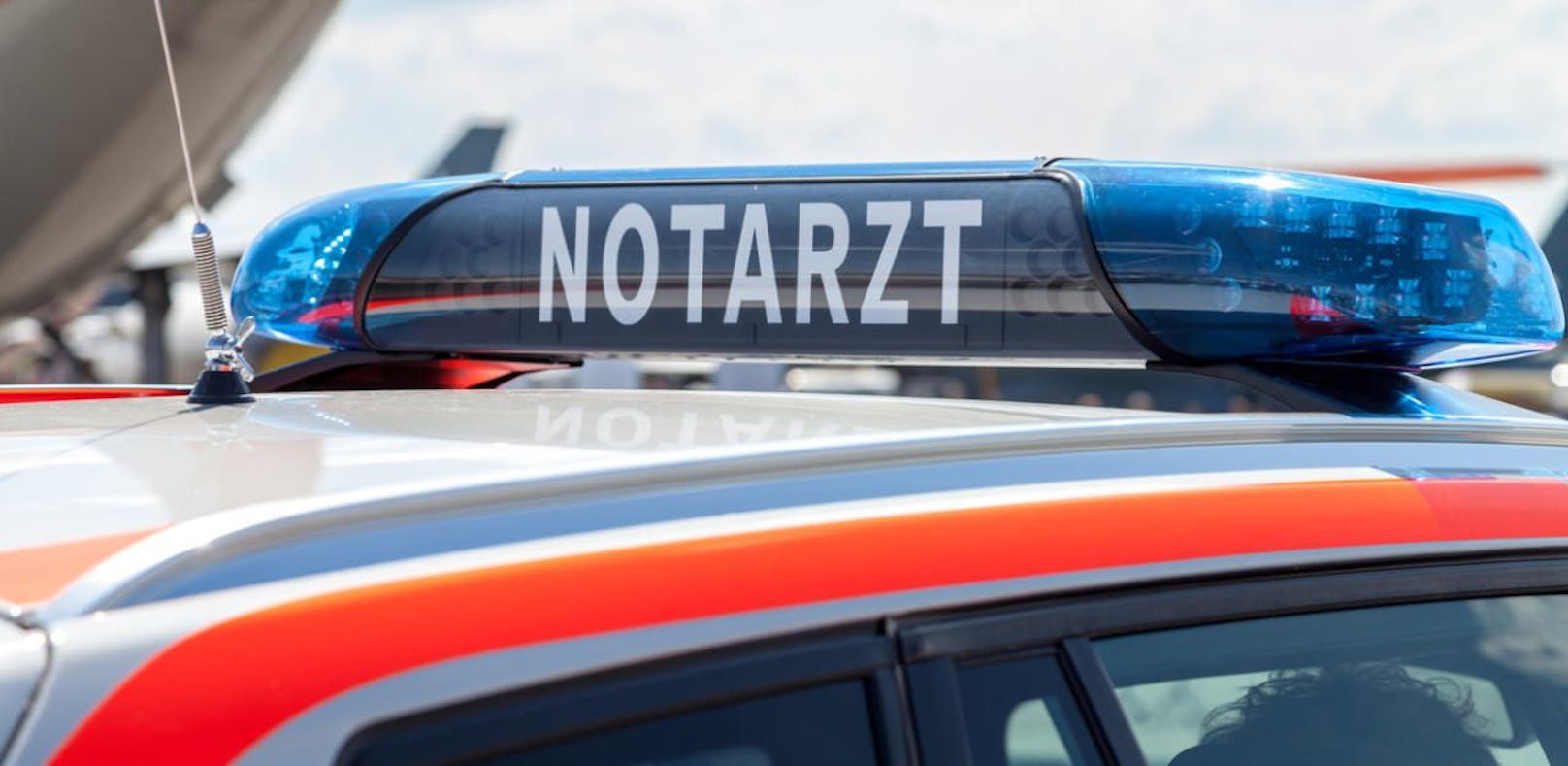 Unfalldrama in Rannersdorf: Mann fiel Metallträger auf Arm. 