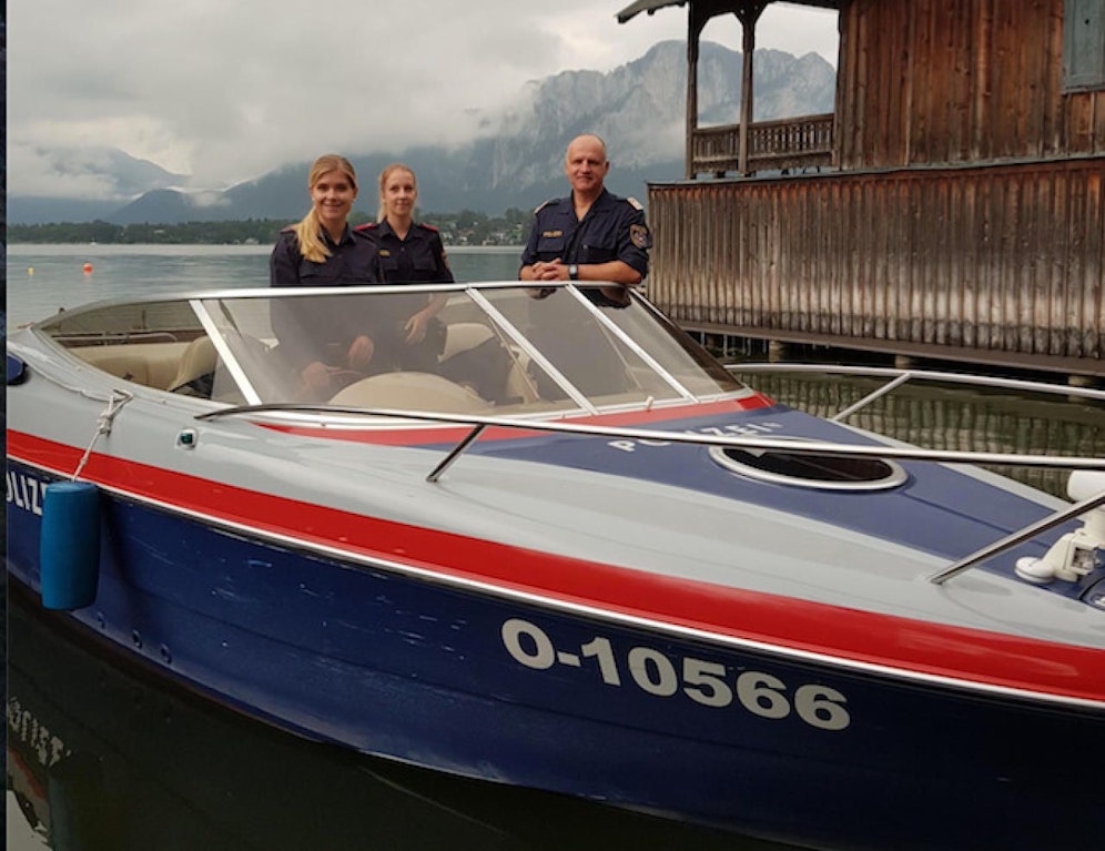 Diese drei Polizisten halfen der in Seenot geratenen Frau.