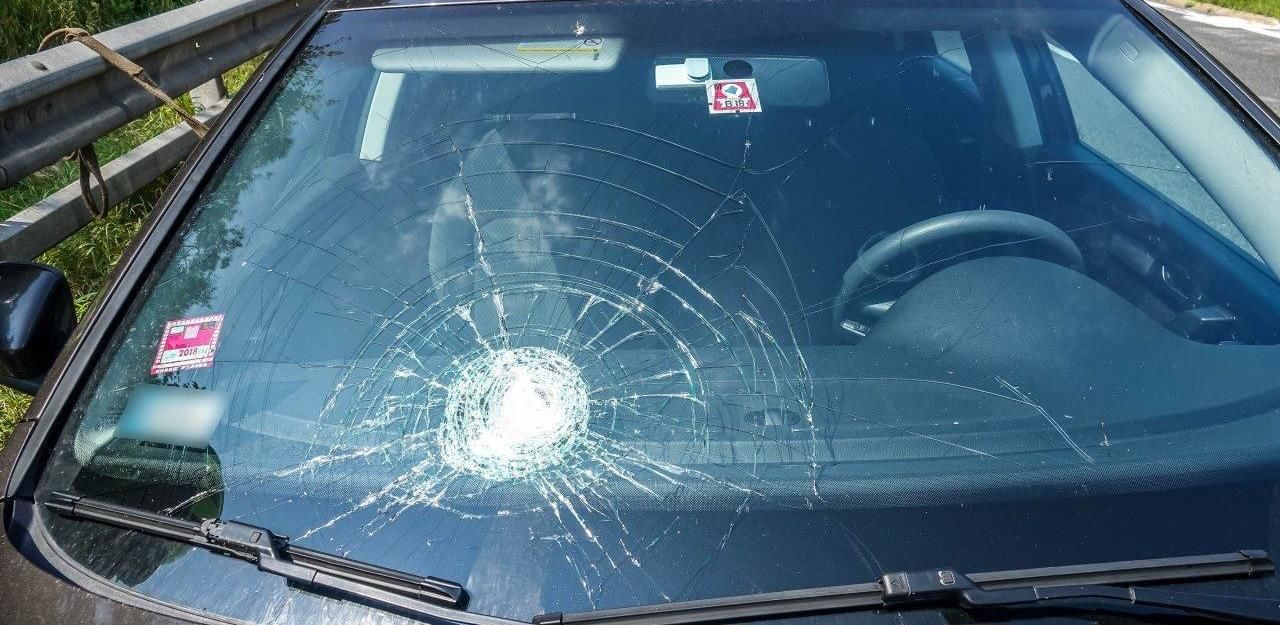 Heute.at - Leitpflock donnerte bei Unfall gegen Frontscheibe