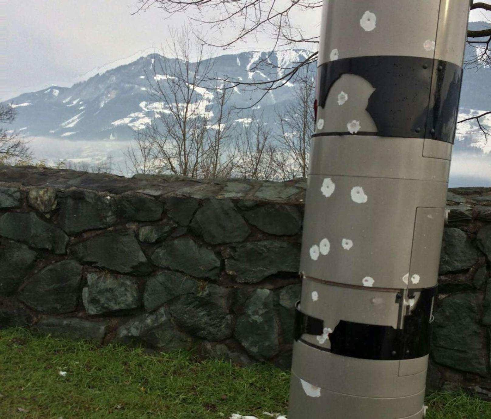 Blitzer-Hasser schießt 24 Mal auf Radarkasten