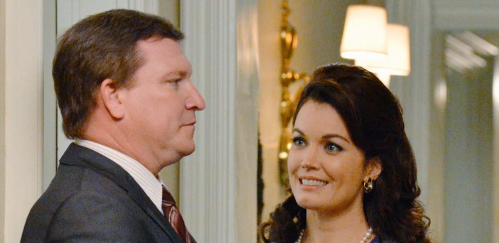 Stoney Westmoreland (li., mit Bellamy Young) in der dritten Staffel der Serie "Scandal" (Credit: Eric Mccandless)