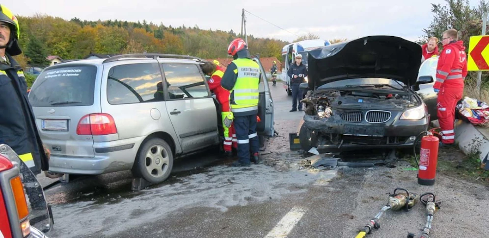 Drei Verletzte nach Crash am Riederberg. 