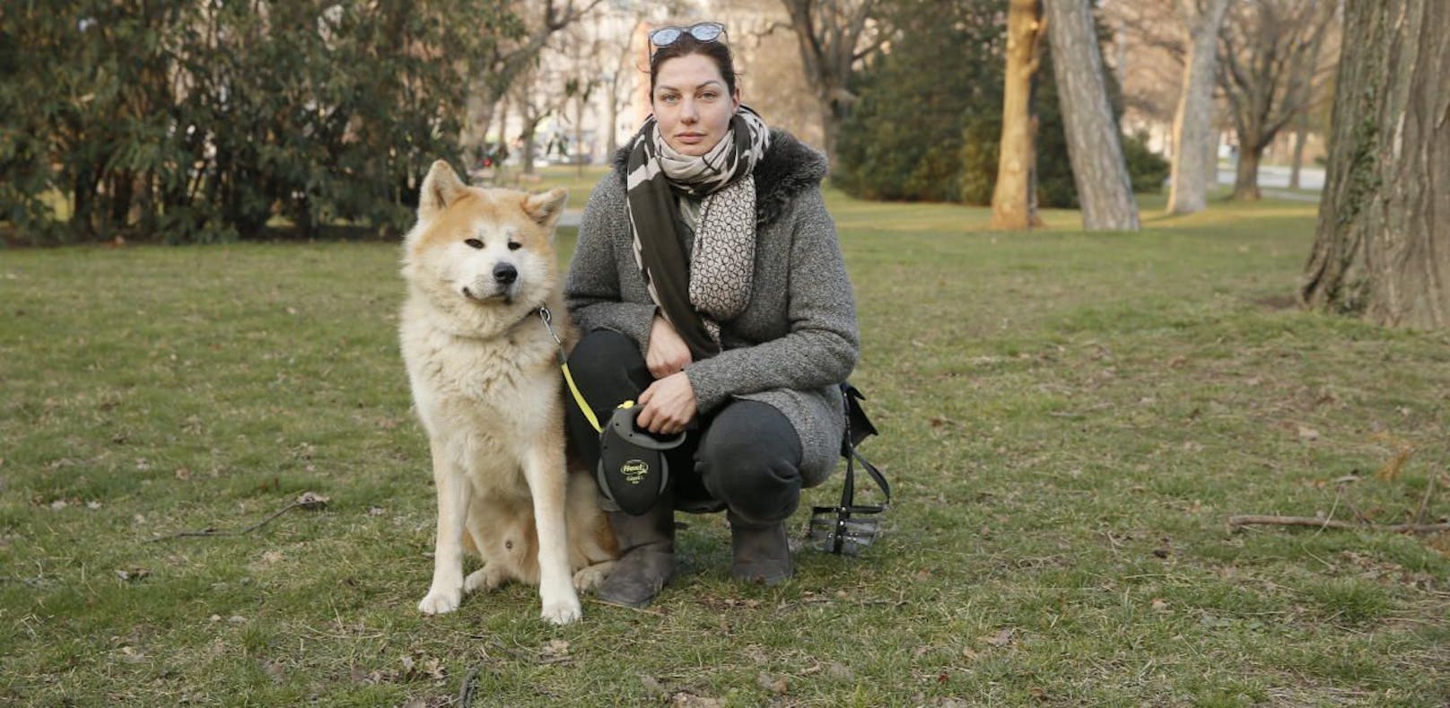 Lina E. (35) mit Hund Taro im Wiener Schweizergarten.