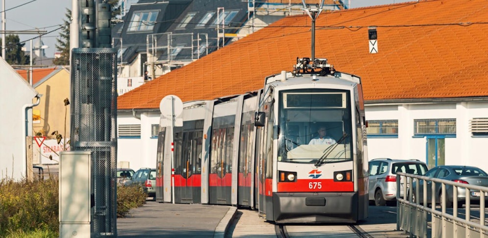 Eine Garnitur der Straßenbahnlinie 26 hat am Donnerstagnachmittag einen 15-jährigen Burschen erfasst. Er musste ins Spital geflogen werden. (Symbolfoto)
