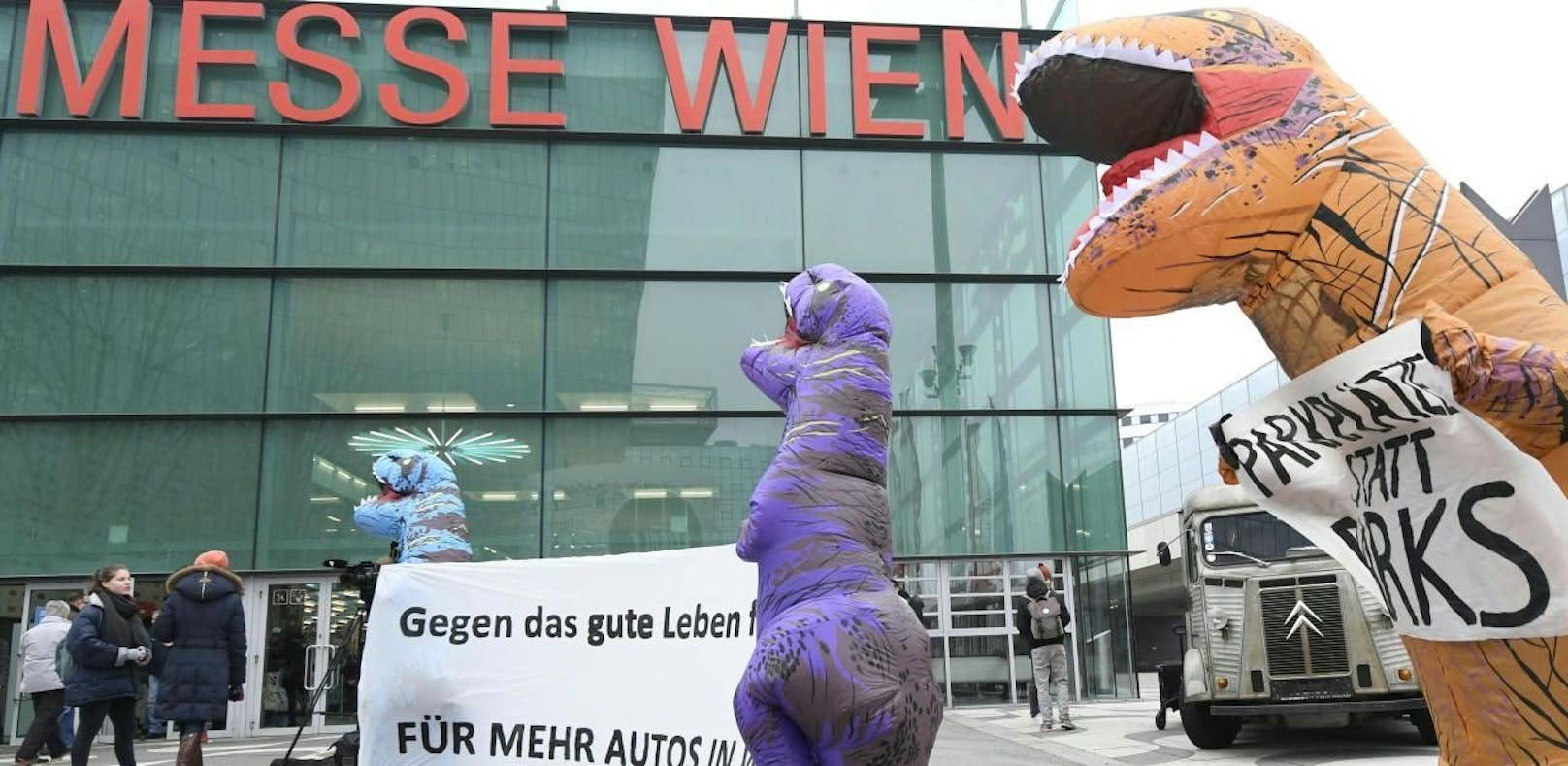 Dinosaurier bei Klima-Protest gegen Auto-Messe