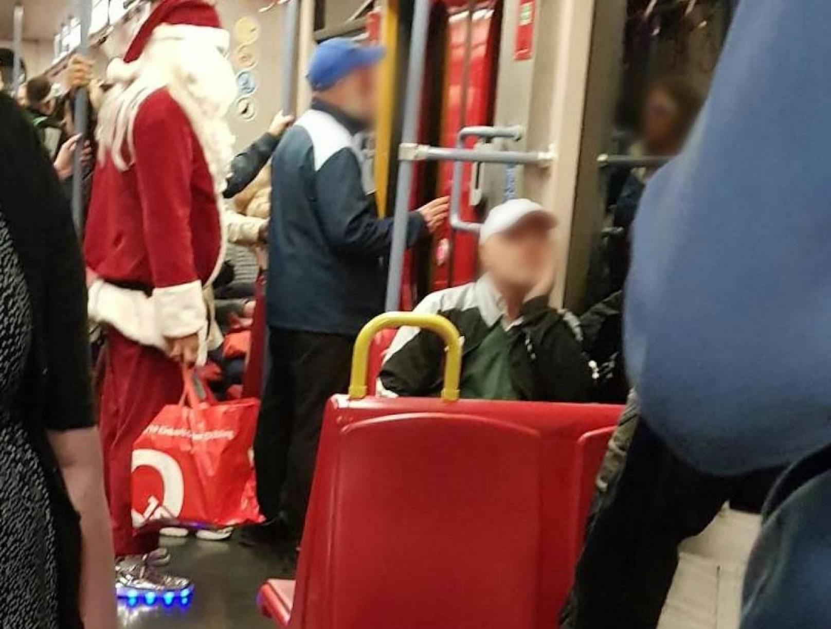 Santa Claus wurde in den Wiener Öffis gesichtet!