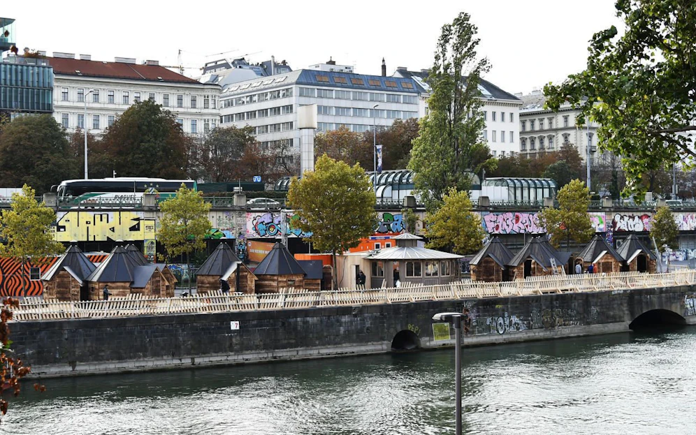 Das Feuerdorf am Wiener Donaukanal ist eines von sechs Lokalen, dessen Flächen neu ausgeschrieben werden. Der Erste und Zweite Bezirk setzen sich dafür ein, dass es auch weiterhin kleinere Lokale geben muss und fordern eine Neuausschreibung. (Bild: Feuerdorf)