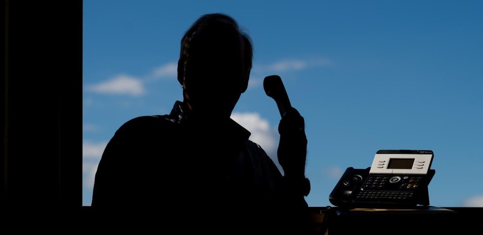 Die Polizei warnt vor einem Mann, der sich am Telefon als Polizist ausgibt und eine Geschichte über einen angeblichen Unfall erzählt. 